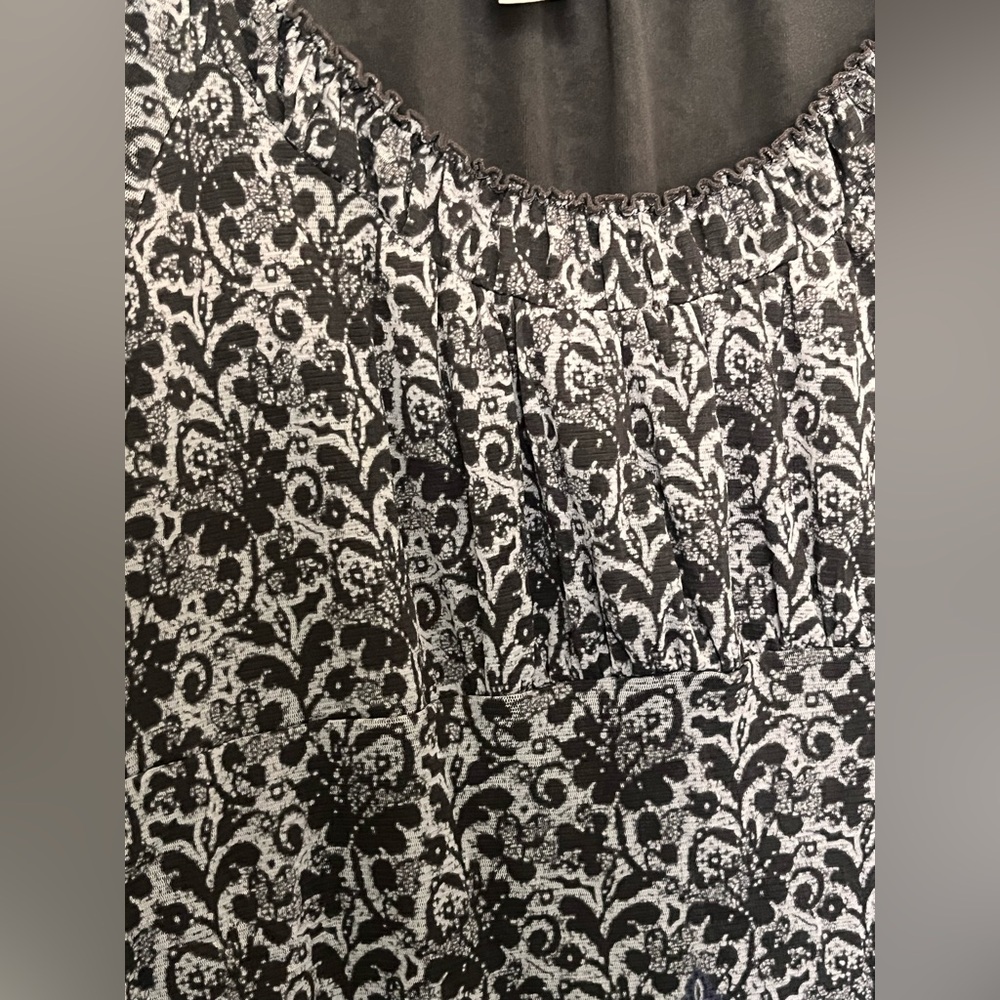 Liz Wear XL Black patterned long sleeve blouse - elasticized neckline - Picture 7 of 7